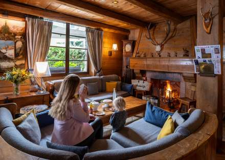 Cheminée salon hôtel cosy